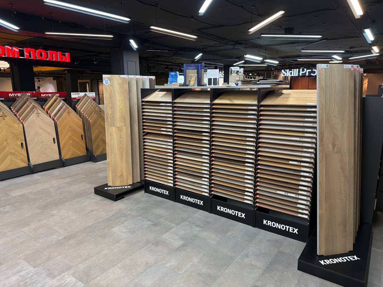Стенд немецкого ламината Kronotex в ТЦ Кристалл на Марксистской