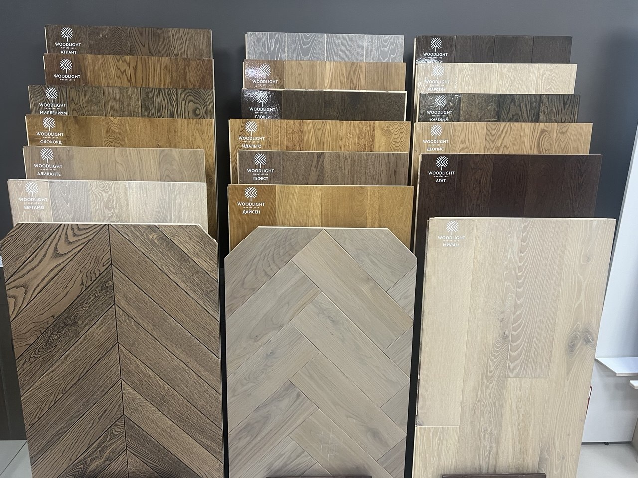 Стенд инженерной доски Woodlight в шоуруме Люберцы